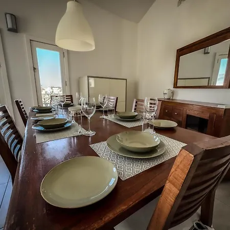 Townhouse In The Heart Of Nyaraló